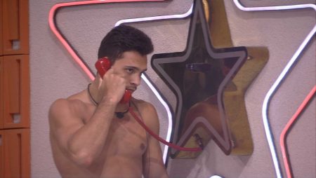 BBB 2020: Petrix atende Big Fone e indica Pyong ao Paredão