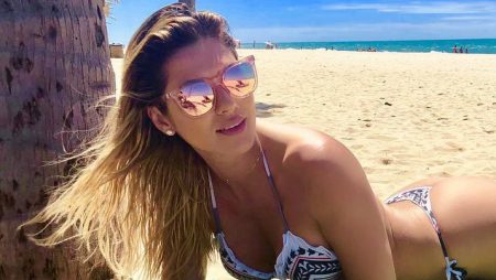 Lívia Andrade ostenta bumbum torneado em clique de biquíni