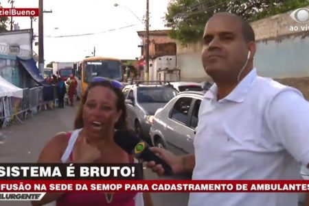 Mulher se irrita, xinga e discute ao vivo com repórter da Band