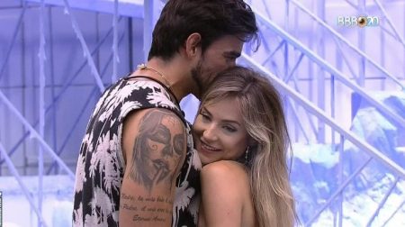 BBB 2020: Em meio à guerra, Gabi e Guilherme se beijam