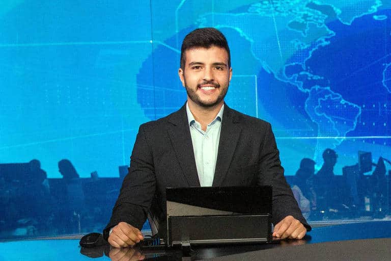 Âncora do JN, Matheus Ribeiro registra queixa contra radialista por homofobia