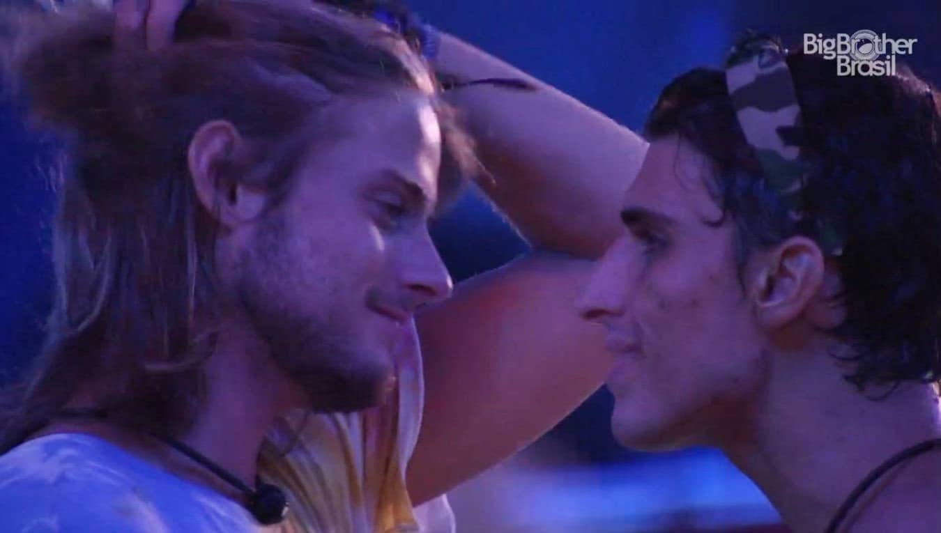 BBB 2020: Felipe se declara para Daniel e tenta beijá-lo na boca