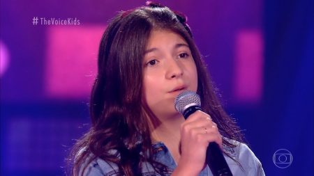 Neta de Milton Neves esquece letra de música, mas é aprovada no The Voice Kids