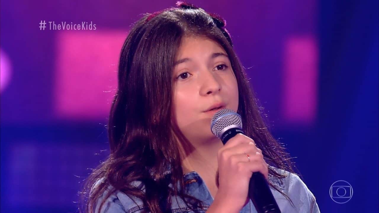 Neta de Milton Neves esquece letra de música, mas é aprovada no The Voice Kids