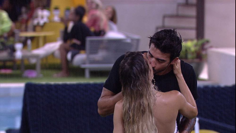 BBB 2020: Após climão, Gabi e Guilherme se beijam na chuva