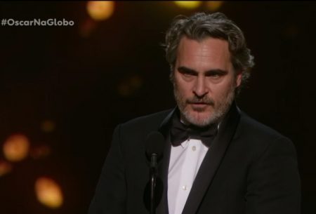 Joaquin Phoenix comemora estatueta de forma inusitada com a noiva