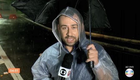 Repórter da Globo interrompe link para ajudar idoso em alagamento