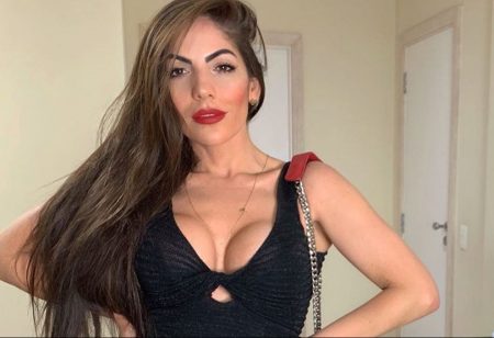 Ex-BBB Anamara lembra foto de biquíni em iate e arranca elogios