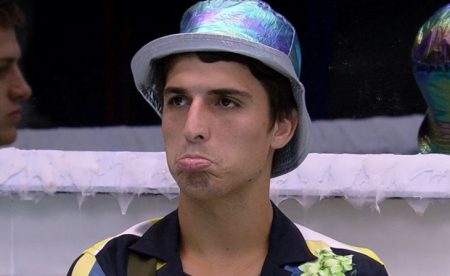 BBB 2020: Felipe tira a roupa, exibe bumbum e web reage