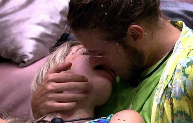 BBB 2020: Marcela reage após beijo quente em Daniel