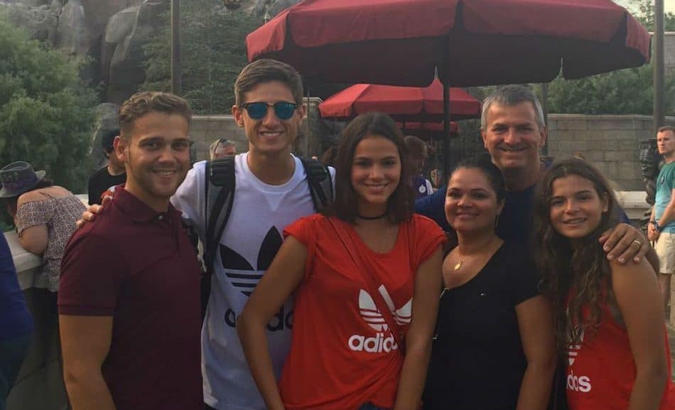 Bruna Marquezine compartilha viagem em família para Disney