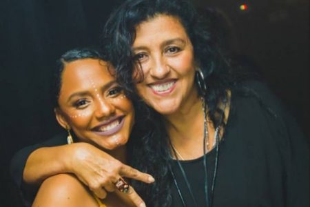 Regina Casé e Jéssica Ellen gravam cenas de Amor de Mãe em Arraial do Cabo