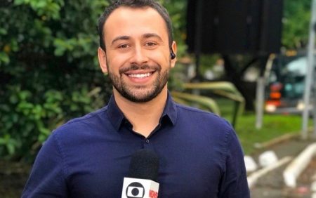 Repórter da Globo que ajudou idoso ao vivo reage a comentário homofóbico