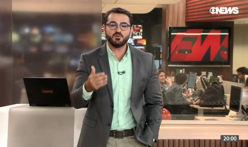 Apresentador da GloboNews se atrapalha e comentaristas caem na gargalhada