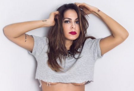 Alinne Rosa surge em clique sexy e fãs reagem