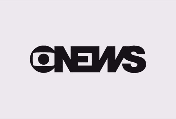 Apresentadora da GloboNews tropeça e quase cai ao vivo