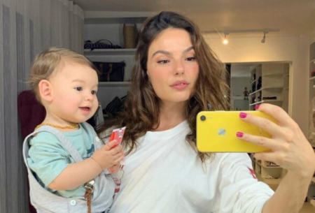 Isis Valverde posta clique fofo ao lado do filho