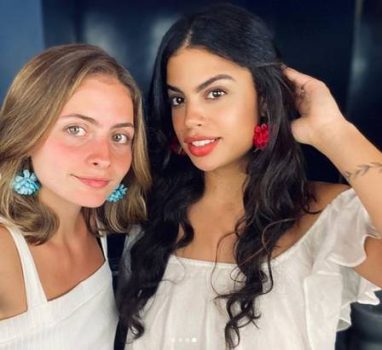 Netas de Chico Buarque posam juntas e beleza chama a atenção