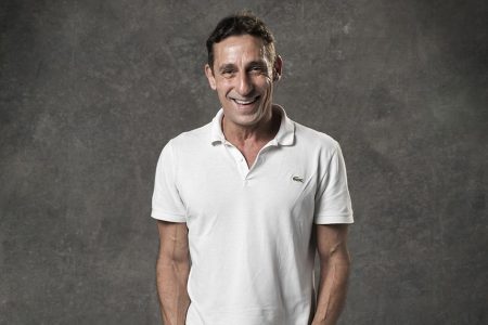 Para provocar bolsonaristas, Tuca Andrada surge sem cueca e quase mostra demais