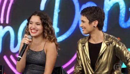 Filha de Sandra Annemberg surpreende e canta música censurada no Domingão