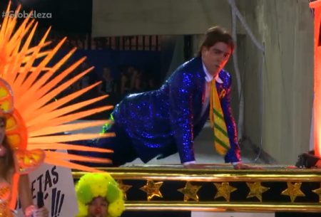 Marcelo Adnet tira sarro de Bolsonaro em desfile e web vibra