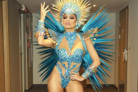 Lexa é carregada por foliões após tombo na avenida