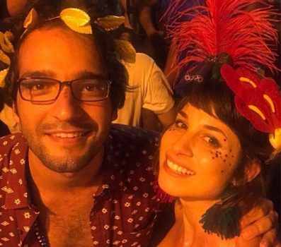 Humberto Carrão e Chandelly Braz fazem gesto obsceno e web reage