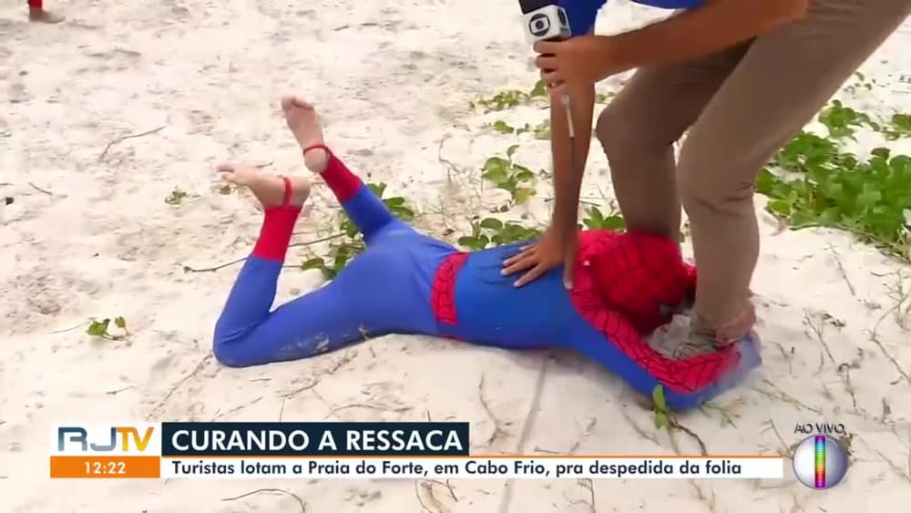 Grupo fantasiado de Homem-Aranha invade link da Globo e surpreende repórter