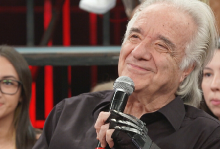 Maestro João Carlos Martins encanta web ao tocar piano com luva biônica