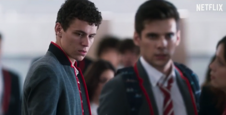 Netflix divulga cenas inéditas de Elite com beijo gay, sexo a 3 e assassinato