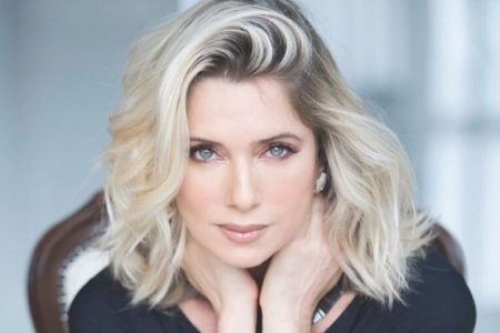 Letícia Spiller posa de biquíni e faz temperatura da web subir