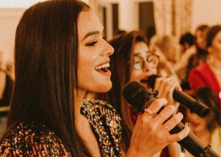 Bruna Marquezine pega microfone em evento e acaba cantando “Já Sei Namorar”