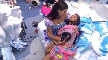 Apresentadores quebram protocolo e imitam participantes do BBB 2020 nos bastidores