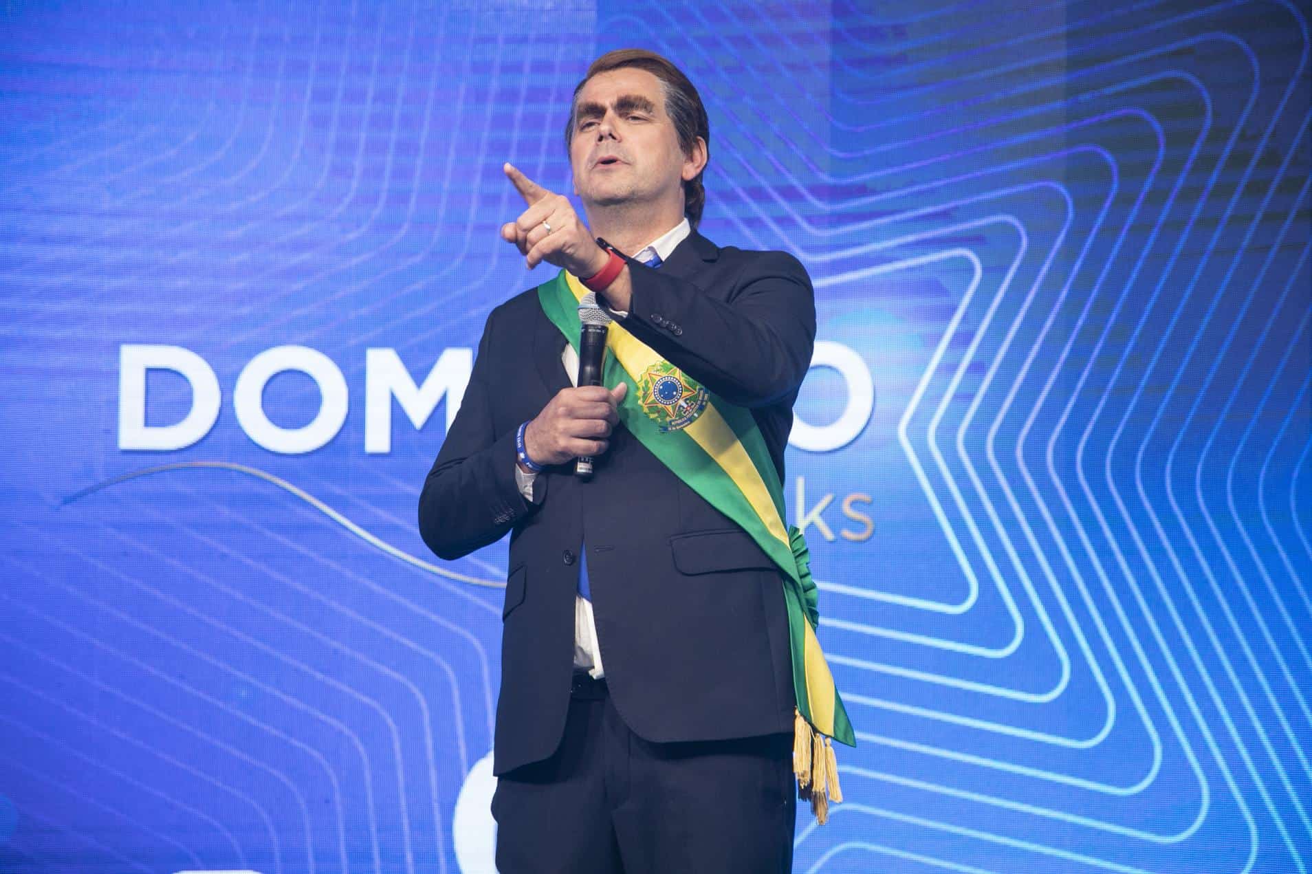 Caracterizado de Bolsonaro, Carioca vira bobo da corte em evento da Record