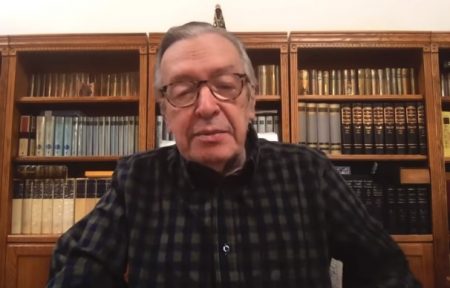 Em post, filha de Olavo de Carvalho pede que Deus perdoe o pai