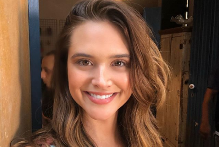 Juliana Paiva coloca o corpo para jogo em dia de praia e ganha elogios