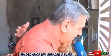 Repórter da RedeTV! abraça mãe de criança assassinada por “Suzy”