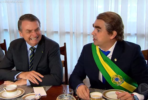 Bolsonaro toma café com Carioca, critica imprensa e fala sobre saúde