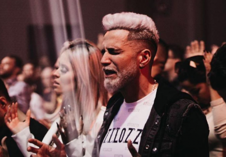 Latino revela o verdadeiro motivo de estar com barba e cabelo brancos