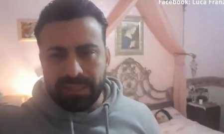 Ator fica isolado em casa com o corpo da irmã morta por Coronavírus
