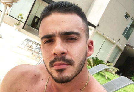 Sertanejo Alex Stella sensualiza em foto no espelho e mangueira chama atenção