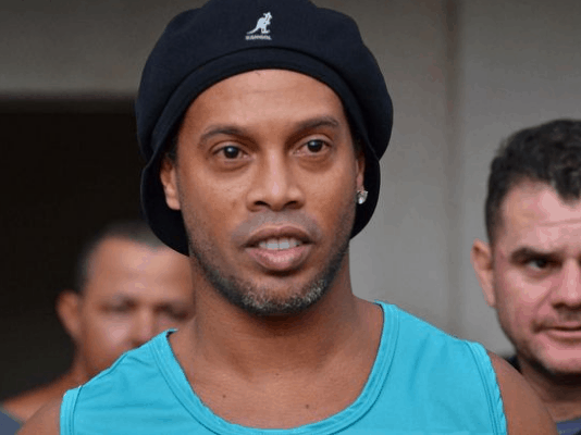 Na prisão, Ronaldinho Gaúcho recebe “mimos” de presidiários