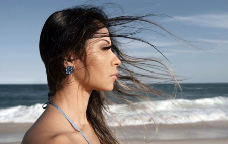 Mayra Cardi usa máscara contra coronavírus e faz as pessoas saírem de perto