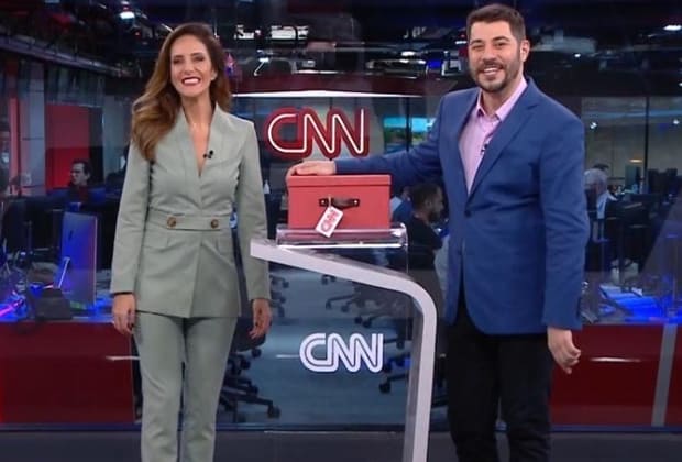 CNN Brasil estreia com erro de grafia em microfone e falha no áudio