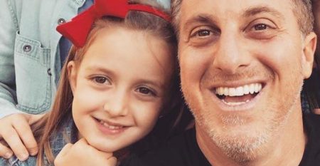 Luciano Huck ensina a filha a se proteger do coronavírus
