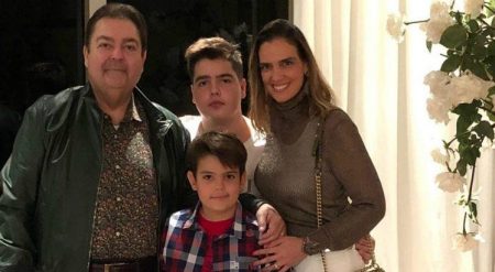 Esposa de Faustão exibe filho abraçado com novo integrante da família