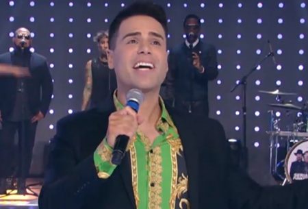 Luiz Bacci surge cantando na TV e detona apresentador da Band