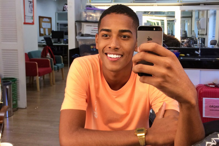 João Pedro Oliveira chama a atenção ao surgir tomando banho em foto