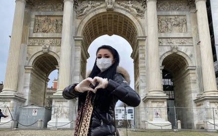 Coelhinha da Playboy posa de máscara pelos monumentos da Itália