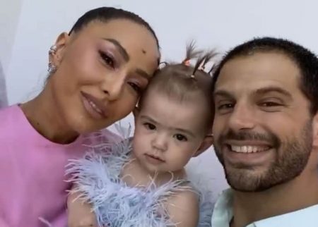 Sabrina Sato exibe Zoe passando álcool em gel na família e faz alerta